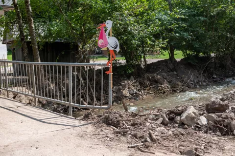 Hrastnica - re&scaron;evanje nosečnice s helikopterjem, kmalu po tem pa je na svet prijokala deklica Brina / Foto: Primož Pičulin