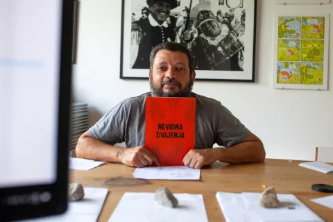 Stripar in ilustrator Ivan Mitrevski ob izidu nove knjige Nevidna življenja / Foto: Aleš Senožetnik