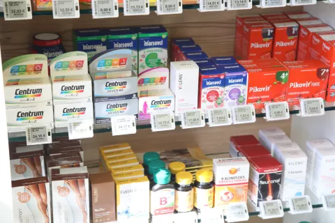 Za večino zdravil, ki vseeno manjkajo, v lekarnah pripravijo ustrezne nadomestke. / Foto: Gorazd Kavčič