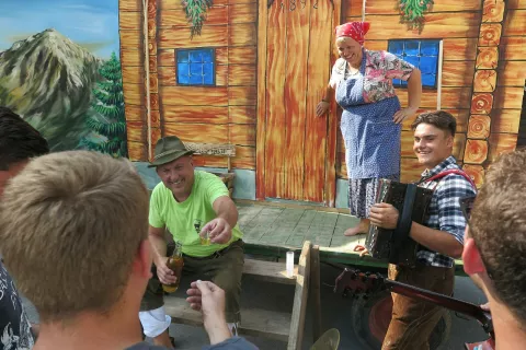 Brez harmonike in šilca za pogum dekletovega očeta pri prikazu dvorjenja pač ne gre&amp;nbsp;... / Foto: Alenka Brun