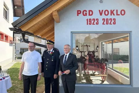 S prerezom traku sta gasilski muzej odprla predsednik PGD Voklo Aleksander Vehovecin &scaron;enčurski župan Ciril Kozjek, blagoslovil ga je župnik &scaron;enčurske dekanije Urban Kokalj. / Foto: Jernej Likosar