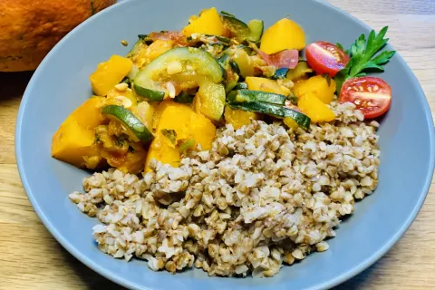 Dušena buča z bučkami in paradižnikom / Foto: Erika Jesenko