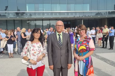 Še pred začetkom srečanja so ravnatelji protestno opozorili na anomalije pri plačah v šolstvu. / Foto: Mateja Rant