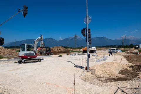 Trenutno gradijo cestno in komunalno infrastrukturo, stanovanja naj bi začeli graditi septembra. / Foto: Primož Pičulin