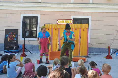 Beni in Zupi iz Teatra Cizamo sta s svojimi vragolijami navdušila zbrane na Trgu pod gradom. / Foto: Klara Mrak