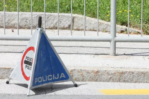 varnost v prometu usmerjanje prometa policist policija avtomobili enosmerni promet zastoj upoštevanje navodil policije / Foto: Gorazd Kavčič