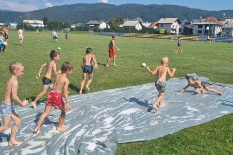 Minulo sredo so otroci zlasti uživali ob vodnih igrah. / Foto: Mateja Rant