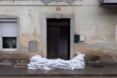 izredne razmere Gorenjska 5.8.2023 Medvode Vreče s peskom niso preprečile vdora vode v hiše / Foto: Peter Košenina