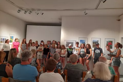 <br><br>Udeleženci kolonije so za konec skupaj z gosti zapeli Mežkovo Sivo pot. / Foto: Jože Košnjek