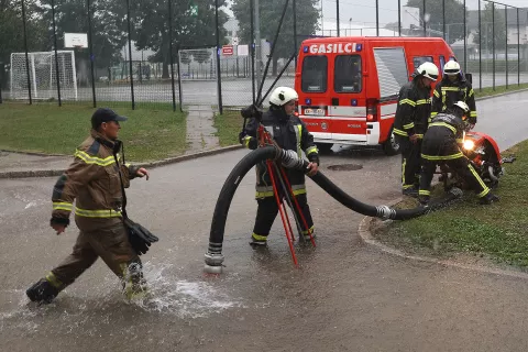 poplave neurje voda ogroža O&Scaron; osnovna &scaron;ola &Scaron;enčur <br> PGD Srednja vas dež naliv narasla voda / Foto: Gorazd Kavčič