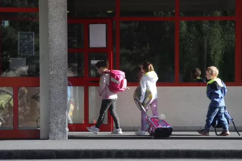 Učilnice in &scaron;olski hodniki so spet oživeli. / Foto: Gorazd Kavčič