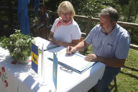 Srečanje krajanov ob slovesnem vstopu KS Dovje-Mojstrana v družino Gorniških vasi (Bergsteigerdörfer)<br>Aljažev dom, Vrata<br>Aljaževi dnevi 2023, dolina Vrata / Foto: Gorazd Kavčič