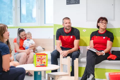 Gorazd Bregant in avtorica knjižice Stanka Klakočer sta najmlaj&scaron;im pacientom predstavila vsebino in koristne nasvete, kako najvarneje ravnati ob nevihtah v gorah. / Foto: Nik Bertoncelj