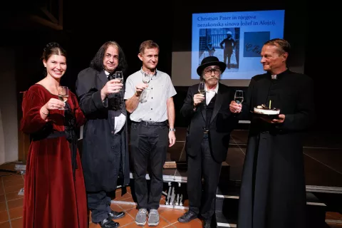 Pisana fotografsko-pesniška druščina ob predavatelju Blažu Otrinu v sredini / Foto: Luka Dakskobler