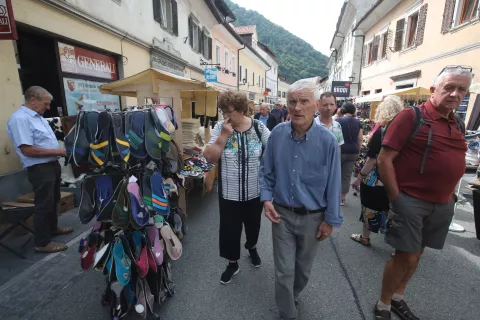 prireditev Šuštarska nedelja občina Tržič čevlji čevljarji Peko stojnice center mesta / Foto: Gorazd Kavčič