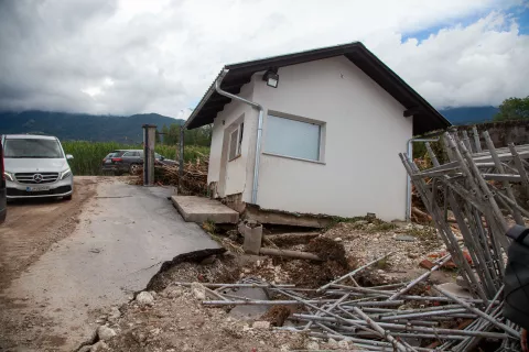 Interventni zakon zagotavlja posebno zvišano izredno denarno socialno pomoč za kritje izrednih stroškov zaradi poplav, zanjo pa lahko zaprosijo tudi tisti, ki niso socialno ogroženi. / Foto: Aleš Senožetnik