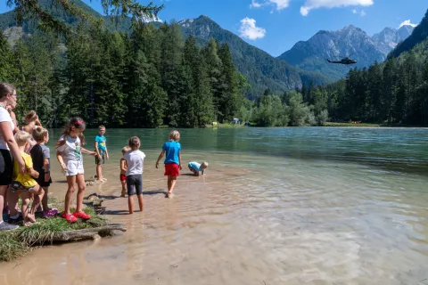 Prikazna vaja re&scaron;evanja utapljajočega se iz jezera, v kateri je sodeloval helikopter Slovenske vojske, je zanimala tudi najmlaj&scaron;e. / Foto: Primož Pičulin