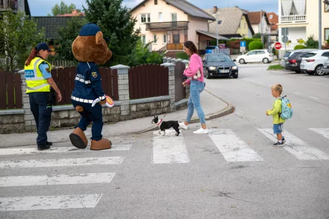 Prvi šolski dan v spremstvu policije v Stražišču / Foto: Primož Pičulin