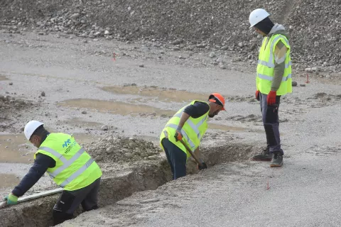 gradnja delavci objekt gradbena mehanizacija bagerdelavci iz tujine / Foto: Gorazd Kavčič