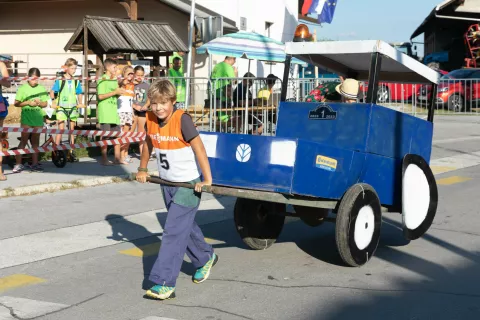 Gledalci so za najizvirnej&scaron;o ekipo izbrali Valov New Holland &ndash; gare, oblečene v traktor. / Foto: Peter Ko&scaron;enina