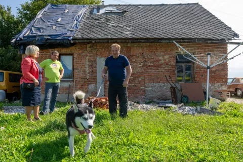 Bojan Jovanović s svojim haskijem, poleg njega Zlata Crljenko in Boris Horvat / Foto: Primož Pičulin
