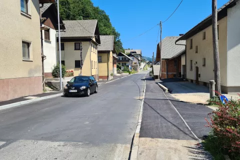 Na kraj&scaron;em odseku regionalne ceste na Studenu so zgradili nov oporni zid, pločnik ter fekalno in meteorno kanalizacijo. / Foto: Ana &Scaron;ubic