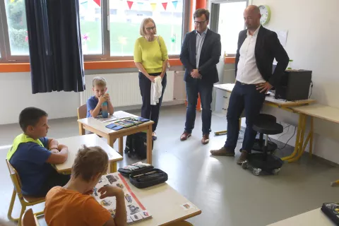 Ravnateljica Marjeta &Scaron;mid in župana Nejc Smole ter Tine Radinja / Foto: Gorazd Kavčič