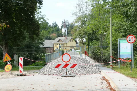 Most čez reko Kokro bo zaprt do predvidoma 16. oktobra letos. / Foto: Alenka Brun