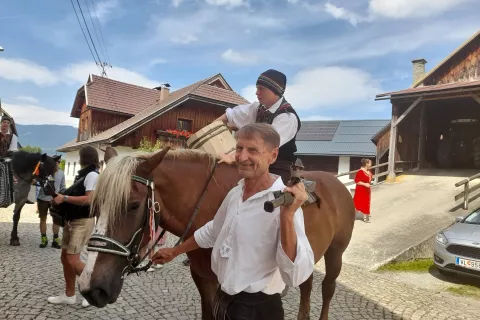 Vodja štehvanja Hanzi Millonig s kijem in štehvovec z lesenim sodčkom »bariglo« / Foto: Jože Košnjek