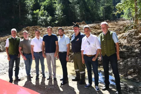 Minister Matej Arčon (četrti z leve) s predstavniki koroških občin med ogledom plazu pri Globasnici. / Foto: Urad Vlade Za Slovence V Zamejstvu In Po Svetu