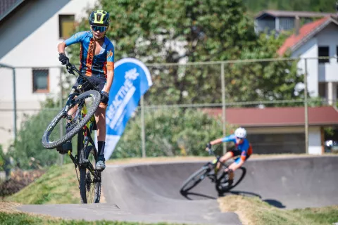 Novi grbinasti poligon sta prva preizkusila mlada kolesarja Kolesarskega kluba Zavr&scaron;nica David Koro&scaron;ec Janu&scaron;ič in Nejc Petač. / Foto: Nik Bertoncelj