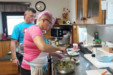 Predsednik PD Preddvor Aleš Drekonja in oskrbnica koče na Sv. Jakobu Mojca Markun / Foto: Janez Polajnar