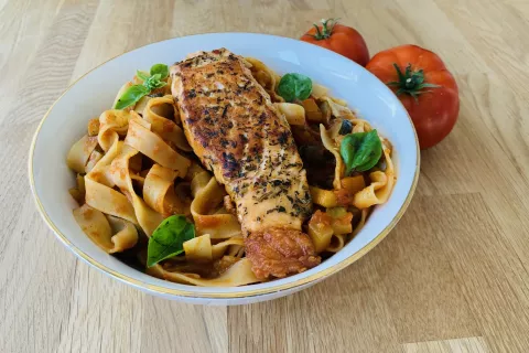 Testenine s paradižnikovo omako z lososom / Foto: Erika Jesenko