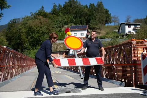 Odprtje mostu sta pospremila ministrica Alenka Bratu&scaron;ek in kamni&scaron;ki župan Matej Slapar. / Foto: Ale&scaron; Senožetnik