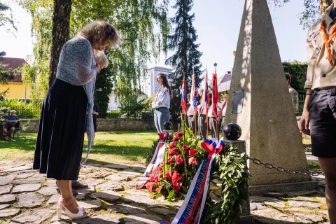 Polaganje vencev k spomeniku štirim bazoviškim junakom v Prešernovem gaju v Kranju / Foto: Primož Pičulin