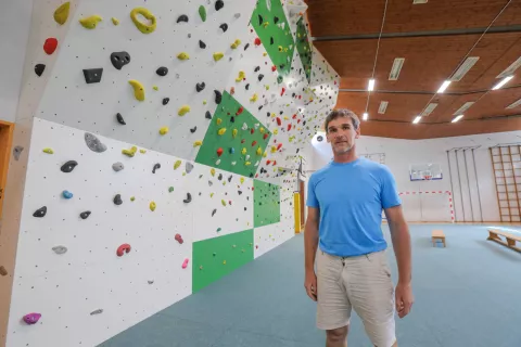 Učitelj &scaron;porta in trener plezanja Ale&scaron; Jensterle je zadovoljen, da jim je uspelo dograditi plezalni steni. / Foto: Tina Dokl