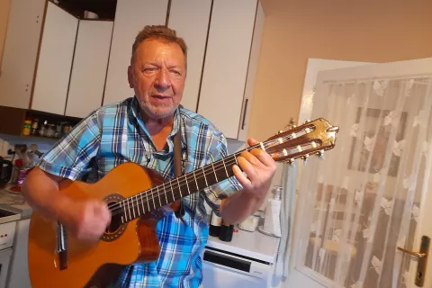 Dr. Zvone Štrubelj s svojo zvesto sopotnico – kitaro. – / Foto: Jože Košnjek