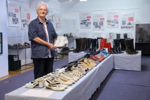 Sloves Pekovih modnih revij razstava Galerija Atrij Tržič na fotografiji Breda Nemec lastnica zbirke Pekovih čevljev / Foto: Tina Dokl