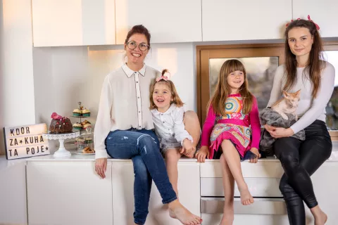 Ana Hudobivnik, Ana Podobnik, Kdor zakuha, ta poje / Foto: Katja Jemec