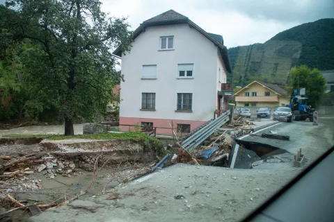 Obisk predsednice Nataše Pirc Musar, ogled posledic poplav v Kamniku, 6. avgust 2023 / Foto: Aleš Senožetnik