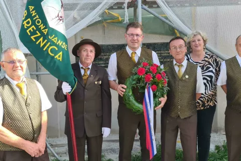 Predstavniki ČZS, ki jih je vodil predsednik Boštjan Noč, ter predsednik in praporščak Čebelarskega društva Breznica so v sredo skupaj z veleposlanikom RS na Dunaju Aleksandrom Geržino položili venec ob spominsko ploščo v dunajskem parku Augarten. / Foto: ČZS