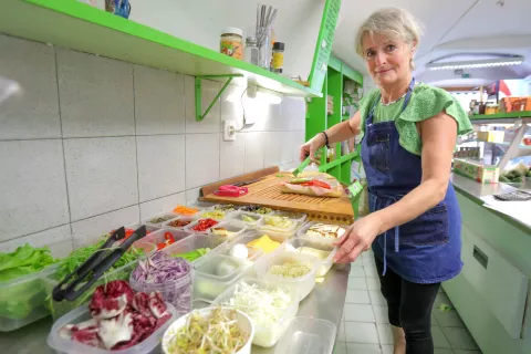 Ko Martina Dagarin tako z navdušenjem razlaga o svojem delu, veš, da ga ima rada. In da z vsakim sendvičem in obloženim kruhkom in navdušenim vzdihom, ko zagledamo njen narezek, nehote zaužijemo še del njene dobre energije. / Foto: Tina Dokl