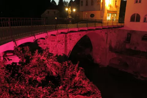 Konec tedna je Kamniti most zažarel v rdeči barvi. / Foto: Vilma Stanovnik