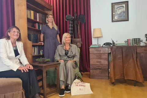 Kotiček s predmeti iz zapuščine Mateja Bora, na fotografiji so tudi Borova hči Manja Pavšič (skrajno desno) ter vnukinja in snaha. / Foto: Marjana Ahačič