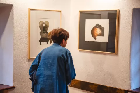 Razstava grafičnih del Adriane Maraž vabi v Čopovo rojstno hi&scaron;o vse do 30. septembra. / Foto: Nik Bertoncelj