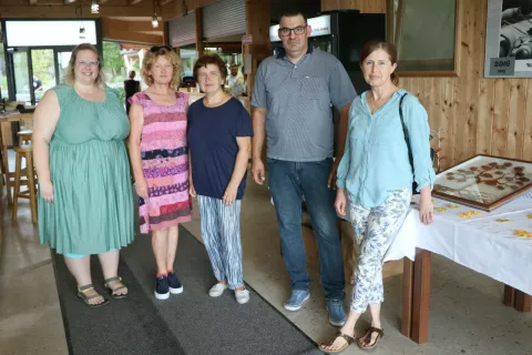 Ustvarjalci Eva Pestotnik, Helena Rems, Karolina Šraj, Aleš Kogovšek in Brigita Herjavec so se odločili, da tudi oni pomagajo žrtvam poplav. / Foto: Alenka Brun