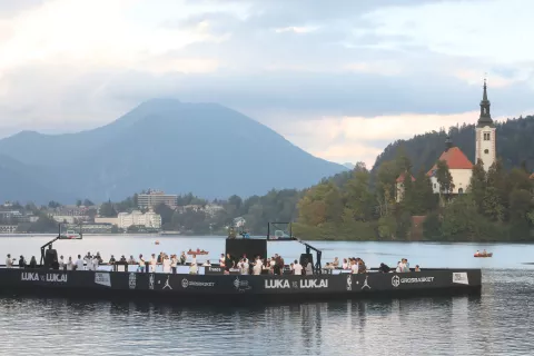 ko&scaron;arka predstavitev nova superga Luka 2 Bled Zaka Luka Dončič trgovina Grosbasket ko&scaron;arka&scaron;ko igri&scaron;če na vodi Blejsko jezero / Foto: Gorazd Kavčič