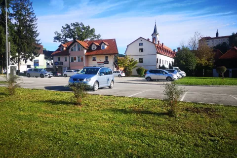 Parkiri&scaron;č v sredi&scaron;ču mesta ne primanjkuje, več težav je v okolici stanovanjskih blokov. / Foto: Vilma Stanovnik