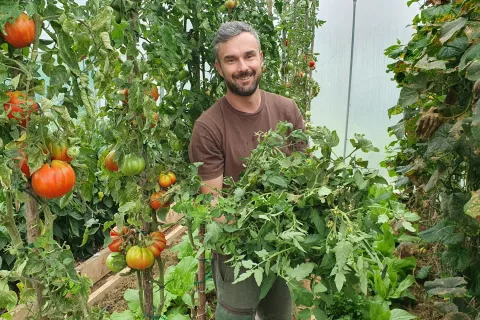 Davor Špehar med jesenskimi opravili na vrtu / Foto: Osebni Arhiv