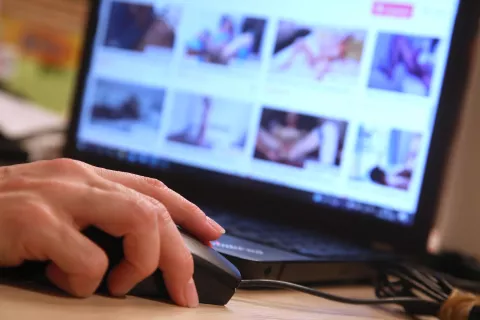 spletna pornografija mladi internet splet mladoletni / Foto: Gorazd Kavčič
